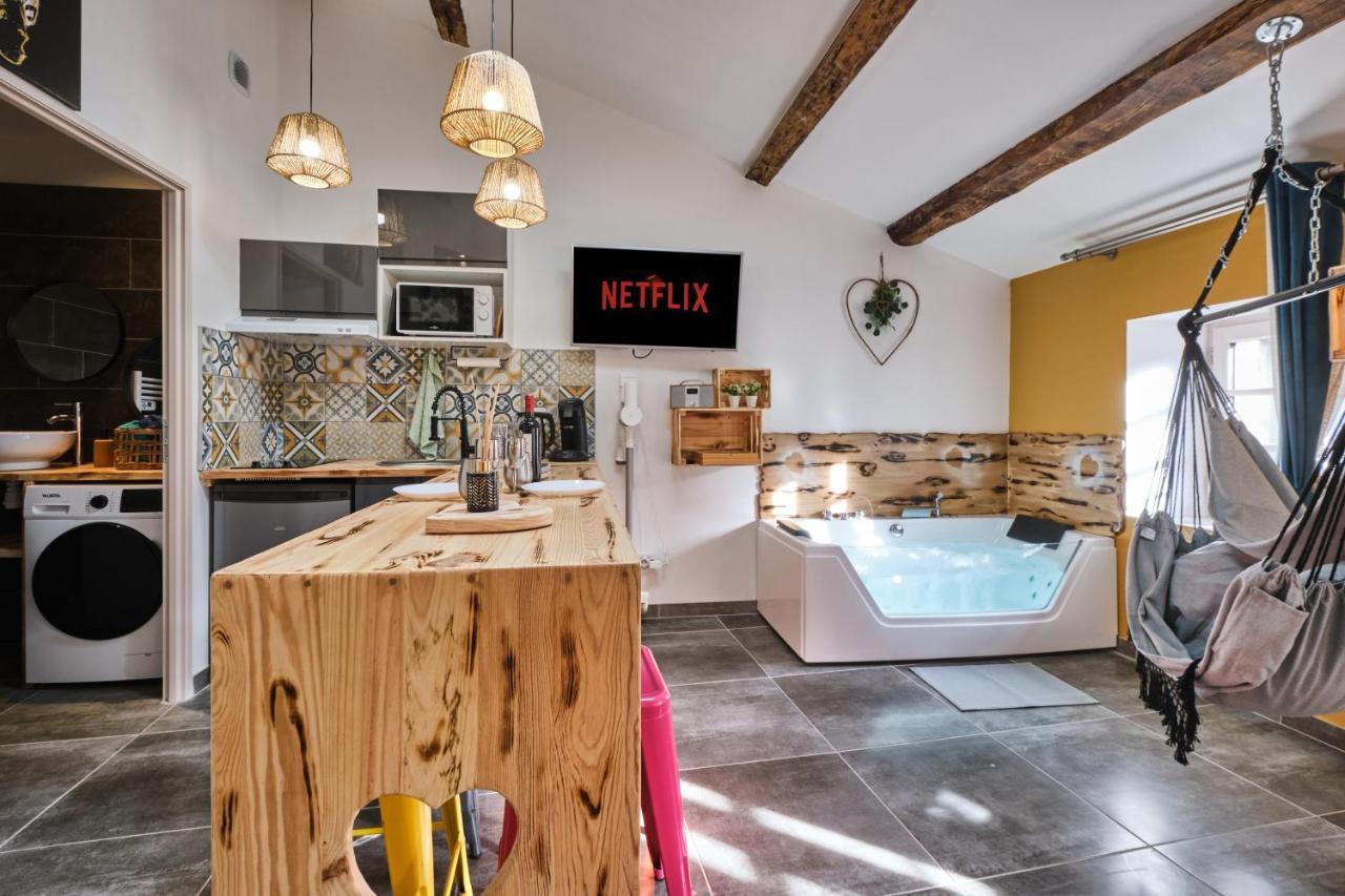 Place Carnot - Studio Tout Equipe Avec Jacuzzi Proche Toutes Commodites Carcassonne Luaran gambar