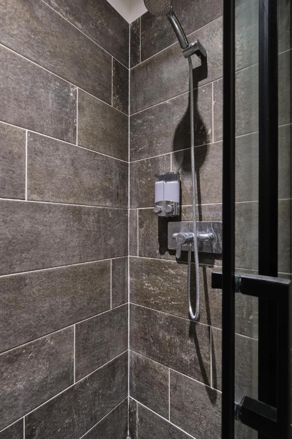 Place Carnot - Studio Tout Equipe Avec Jacuzzi Proche Toutes Commodites Carcassonne Luaran gambar