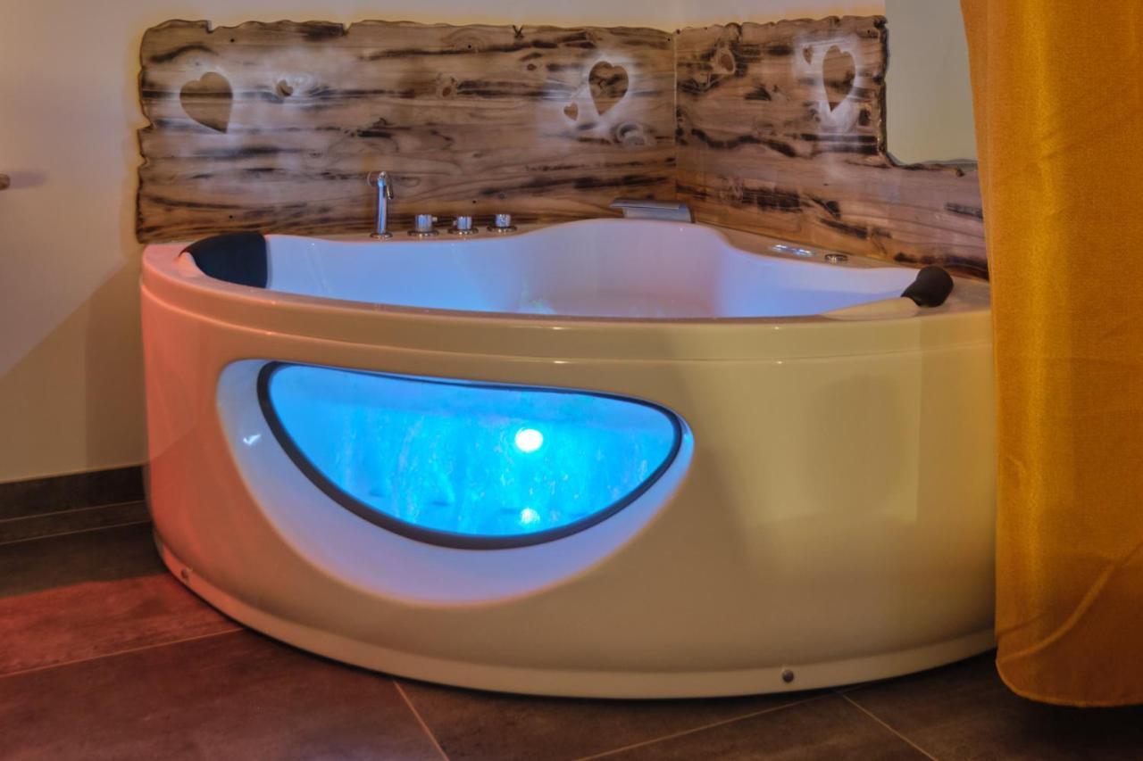 Place Carnot - Studio Tout Equipe Avec Jacuzzi Proche Toutes Commodites Carcassonne Luaran gambar