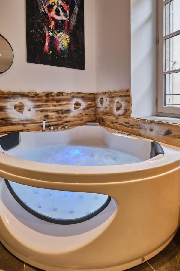 Place Carnot - Studio Tout Equipe Avec Jacuzzi Proche Toutes Commodites Carcassonne Luaran gambar