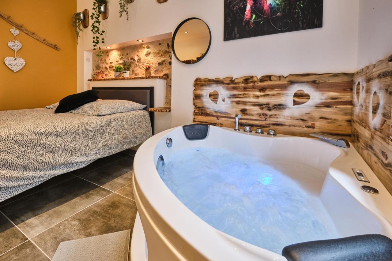 Place Carnot - Studio Tout Equipe Avec Jacuzzi Proche Toutes Commodites Carcassonne Luaran gambar
