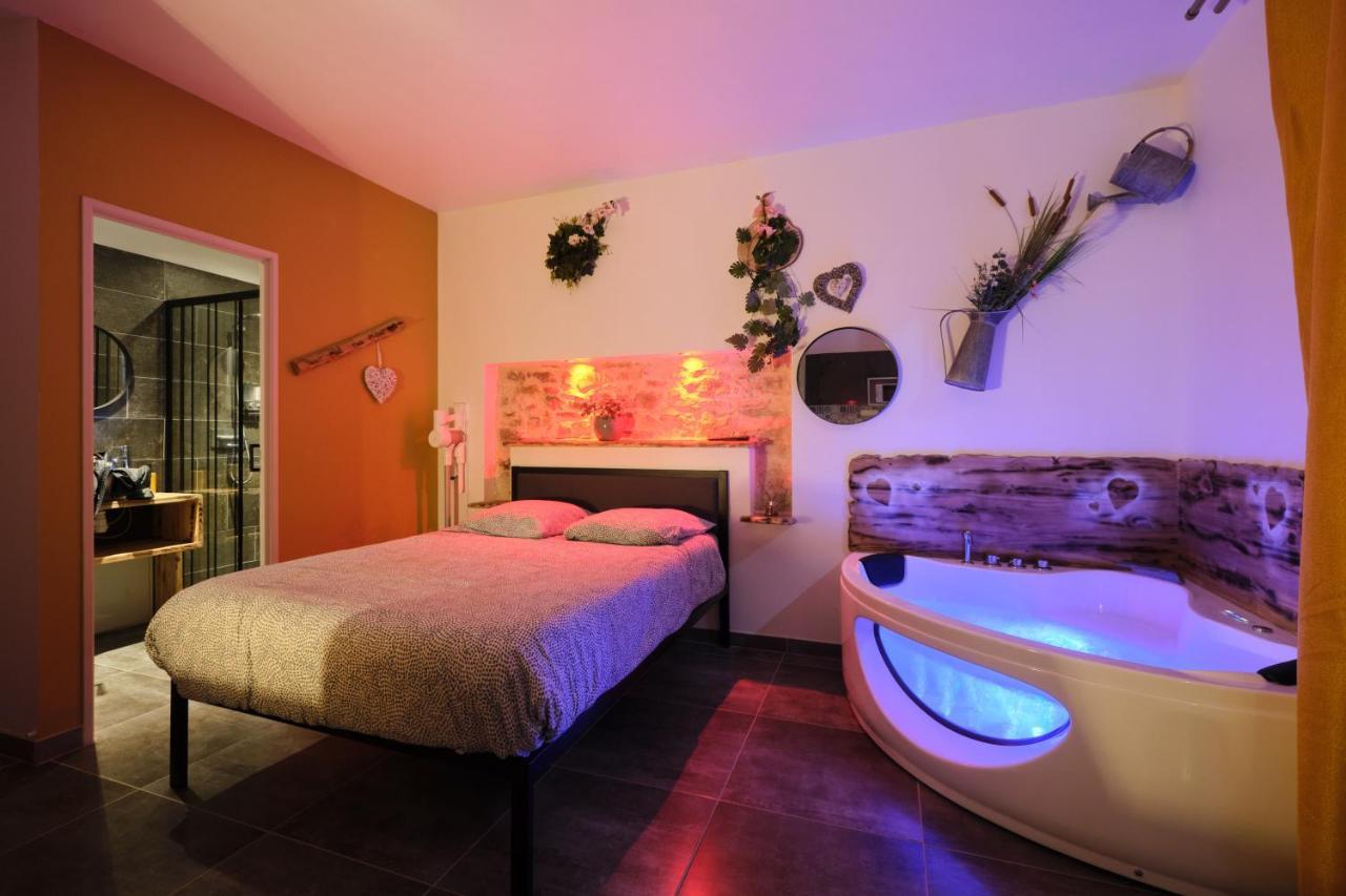 Place Carnot - Studio Tout Equipe Avec Jacuzzi Proche Toutes Commodites Carcassonne Luaran gambar