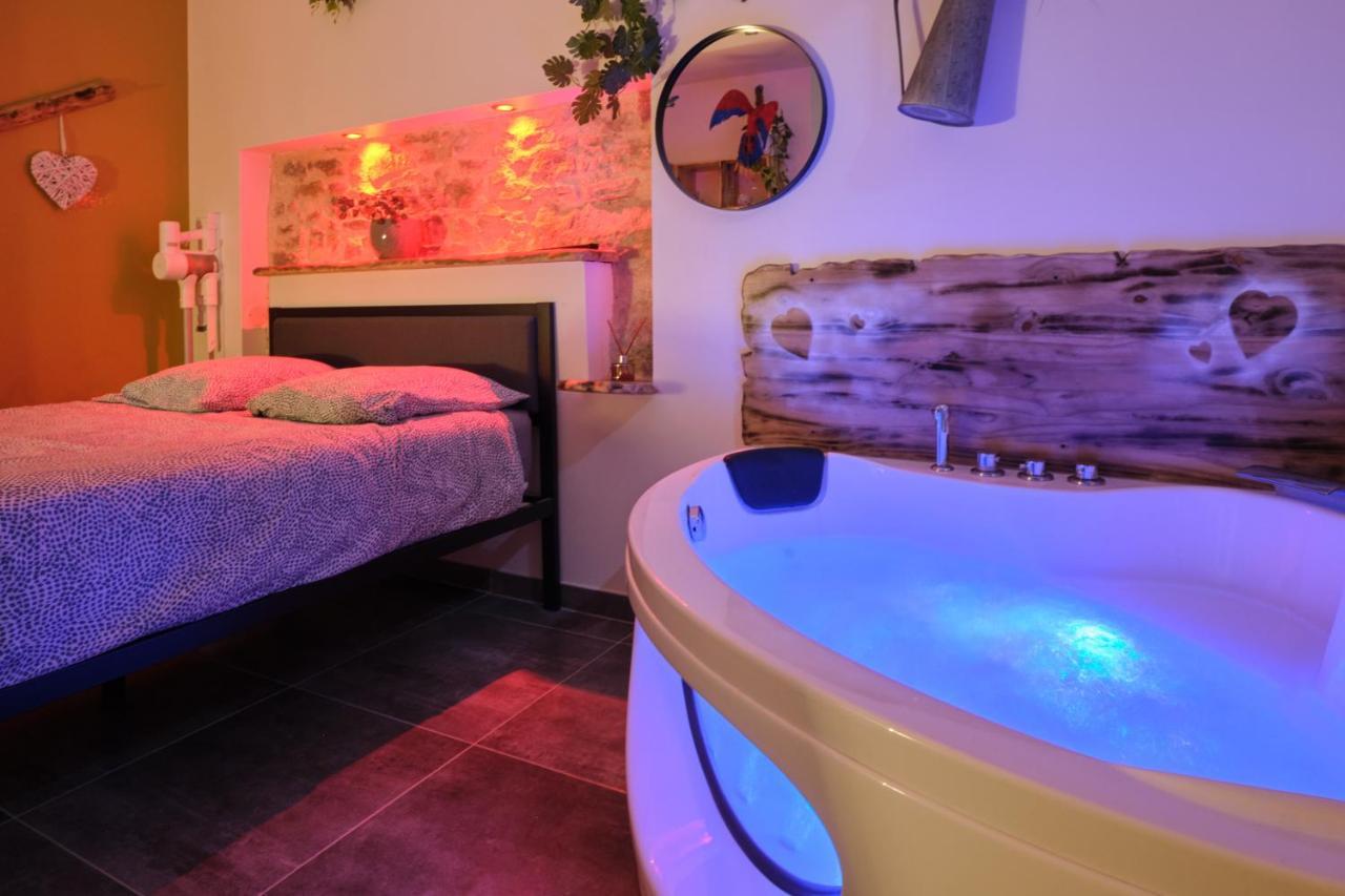 Place Carnot - Studio Tout Equipe Avec Jacuzzi Proche Toutes Commodites Carcassonne Luaran gambar