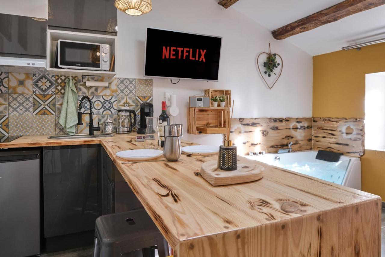 Place Carnot - Studio Tout Equipe Avec Jacuzzi Proche Toutes Commodites Carcassonne Luaran gambar