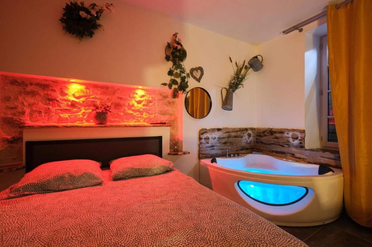 Place Carnot - Studio Tout Equipe Avec Jacuzzi Proche Toutes Commodites Carcassonne Luaran gambar